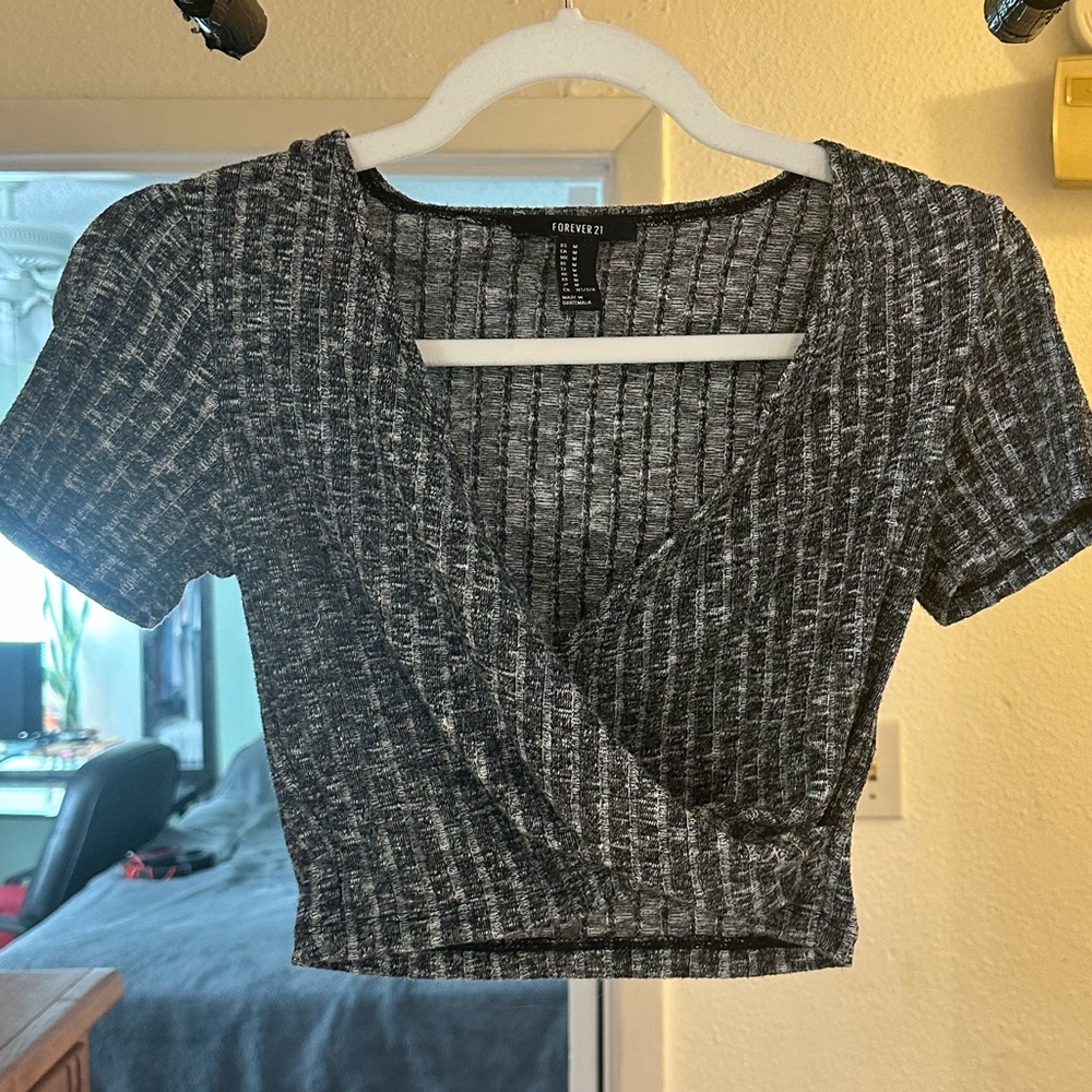 Forever 21 Cross V Crop Top M